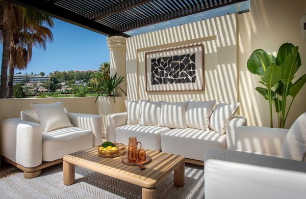 Elegant duplex penthouse with golf views in the prestigious Las Alamandas, Nueva Andalucia