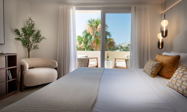 Elegant duplex penthouse with golf views in the prestigious Las Alamandas, Nueva Andalucia