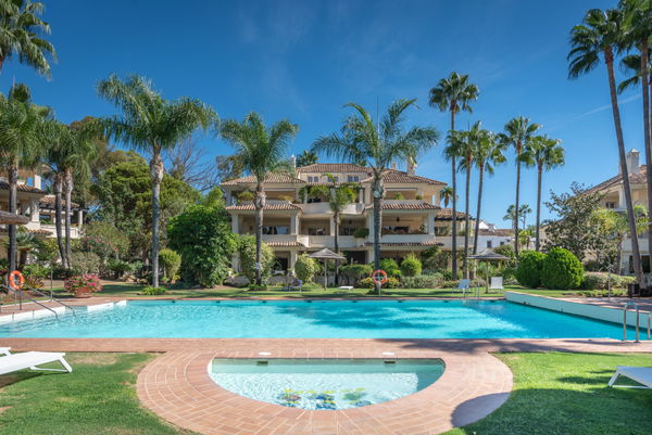 Elegant duplex penthouse with golf views in the prestigious Las Alamandas, Nueva Andalucia