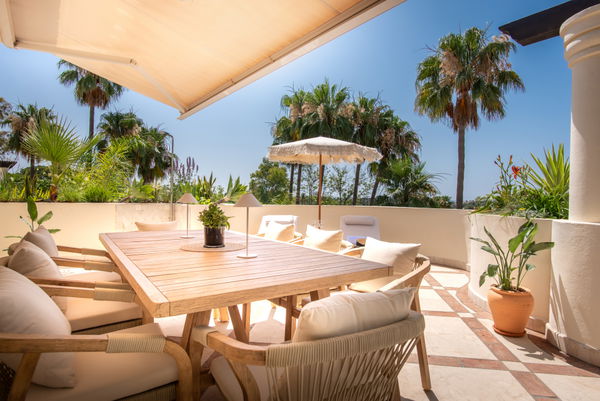Elegant duplex penthouse with golf views in the prestigious Las Alamandas, Nueva Andalucia