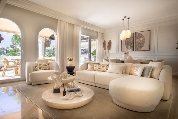 Elegant duplex penthouse with golf views in the prestigious Las Alamandas, Nueva Andalucia