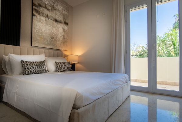 Elegant duplex penthouse with golf views in the prestigious Las Alamandas, Nueva Andalucia