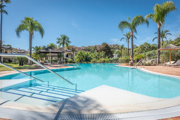 Elegant duplex penthouse with golf views in the prestigious Las Alamandas, Nueva Andalucia