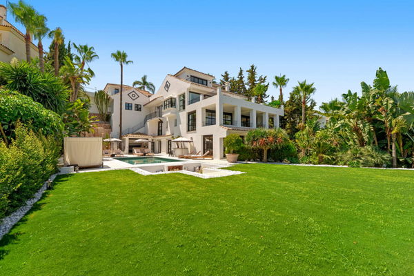 Mediterranean-style villa in the heart of Nueva Andalucía, Marbella.