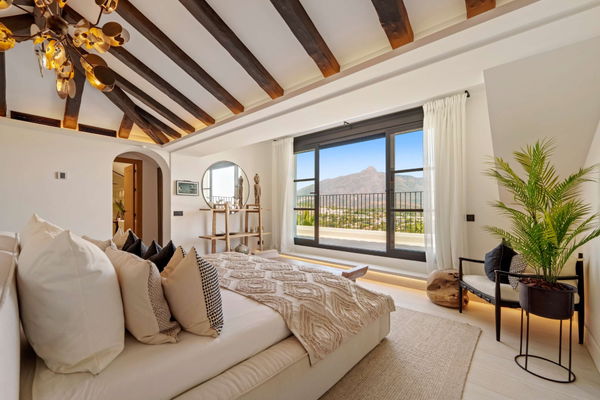 Mediterranean-style villa in the heart of Nueva Andalucía, Marbella.