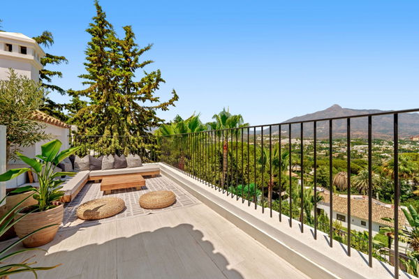 Mediterranean-style villa in the heart of Nueva Andalucía, Marbella.