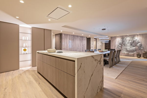 Exquisite five bedroom apartment including a garage space in Puerto Banús, Marbella