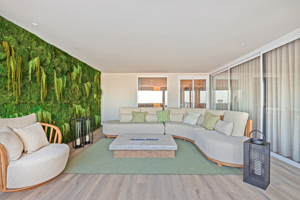 Exquisite five bedroom apartment including a garage space in Puerto Banús, Marbella