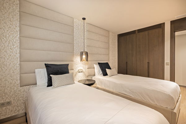 Exquisite five bedroom apartment including a garage space in Puerto Banús, Marbella