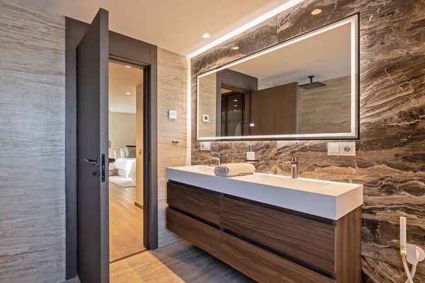 Exquisite five bedroom apartment including a garage space in Puerto Banús, Marbella