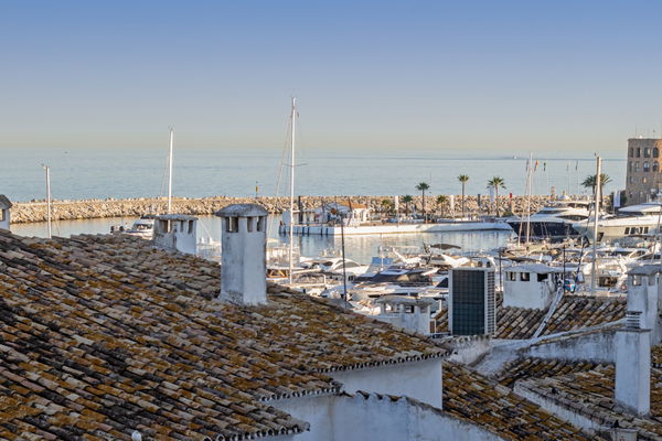 Exquisite five bedroom apartment including a garage space in Puerto Banús, Marbella