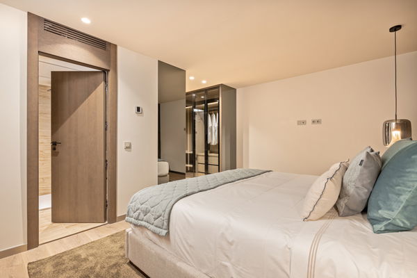 Exquisite five bedroom apartment including a garage space in Puerto Banús, Marbella