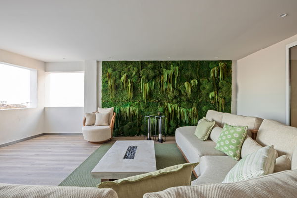 Exquisite five bedroom apartment including a garage space in Puerto Banús, Marbella