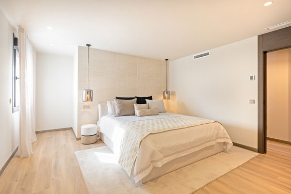 Exquisite five bedroom apartment including a garage space in Puerto Banús, Marbella