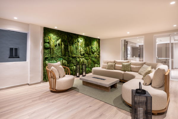 Exquisite five bedroom apartment including a garage space in Puerto Banús, Marbella