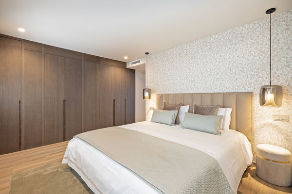 Exquisite five bedroom apartment including a garage space in Puerto Banús, Marbella