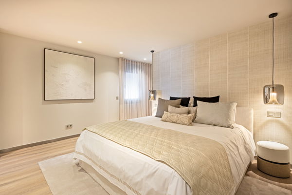 Exquisite five bedroom apartment including a garage space in Puerto Banús, Marbella