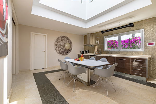 Contemporary villa with heated pool in El Rosario, Marbella East