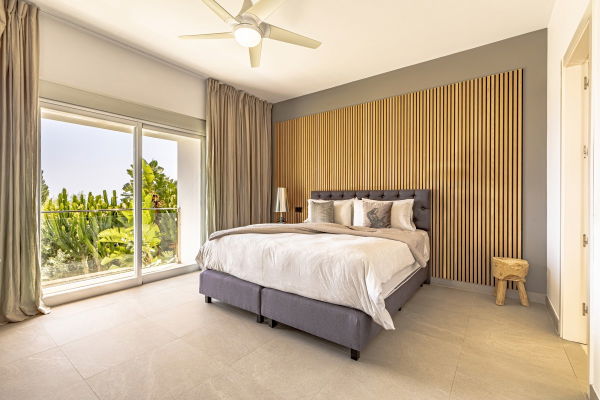 Contemporary villa with heated pool in El Rosario, Marbella East