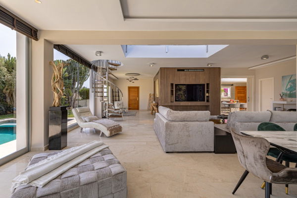 Contemporary villa with heated pool in El Rosario, Marbella East