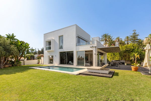 Contemporary villa with heated pool in El Rosario, Marbella East