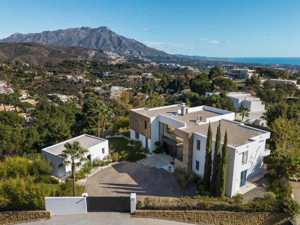 Elegant contemporary villa with sea views in the gated community of El Madroñal, Benahavís