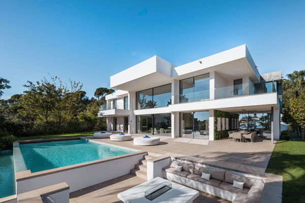 Elegant contemporary villa with sea views in the gated community of El Madroñal, Benahavís