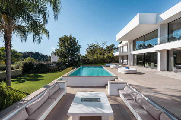 Elegant contemporary villa with sea views in the gated community of El Madroñal, Benahavís