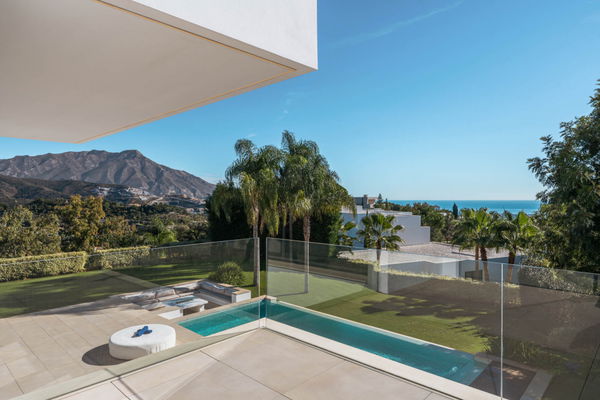 Elegant contemporary villa with sea views in the gated community of El Madroñal, Benahavís