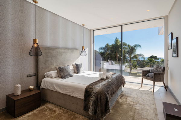 Elegant contemporary villa with sea views in the gated community of El Madroñal, Benahavís