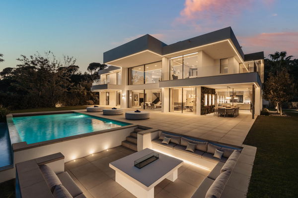 Elegant contemporary villa with sea views in the gated community of El Madroñal, Benahavís