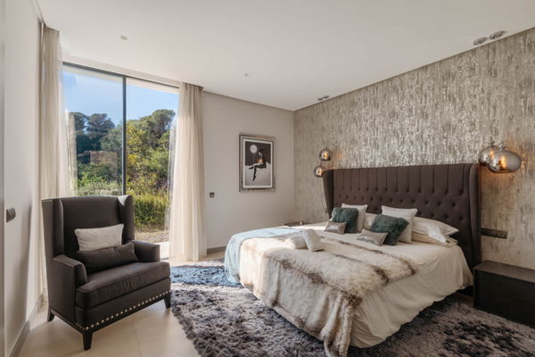 Elegant contemporary villa with sea views in the gated community of El Madroñal, Benahavís