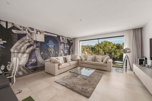 Elegant contemporary villa with sea views in the gated community of El Madroñal, Benahavís