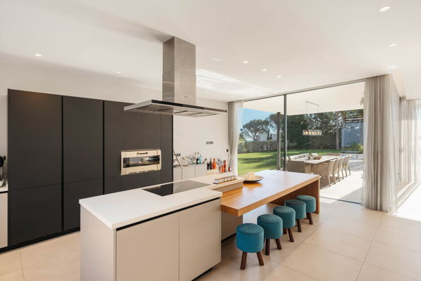 Elegant contemporary villa with sea views in the gated community of El Madroñal, Benahavís