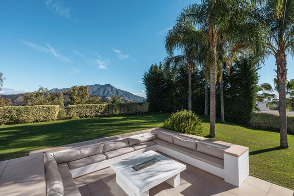 Elegant contemporary villa with sea views in the gated community of El Madroñal, Benahavís