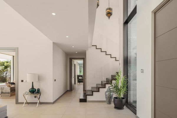 Elegant contemporary villa with sea views in the gated community of El Madroñal, Benahavís