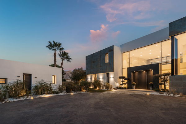 Elegant contemporary villa with sea views in the gated community of El Madroñal, Benahavís