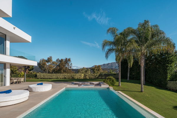 Elegant contemporary villa with sea views in the gated community of El Madroñal, Benahavís