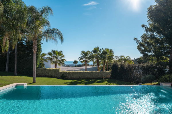 Elegant contemporary villa with sea views in the gated community of El Madroñal, Benahavís