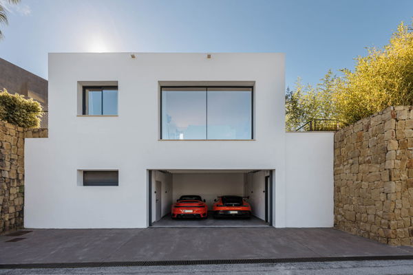 Elegant contemporary villa with sea views in the gated community of El Madroñal, Benahavís