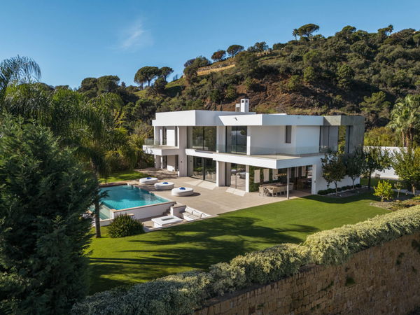 Elegant contemporary villa with sea views in the gated community of El Madroñal, Benahavís