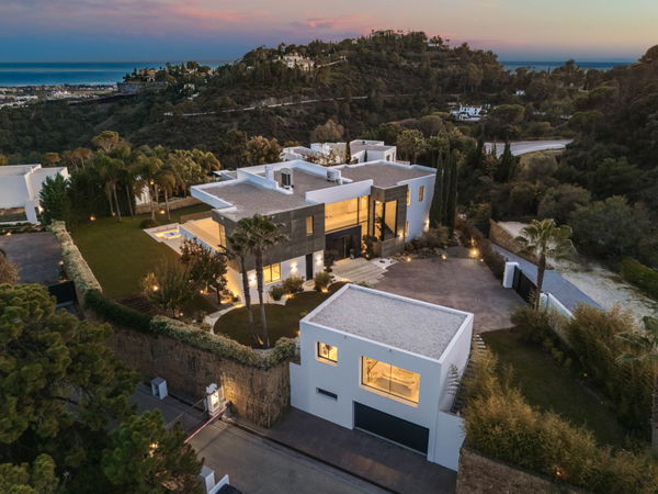 Elegant contemporary villa with sea views in the gated community of El Madroñal, Benahavís