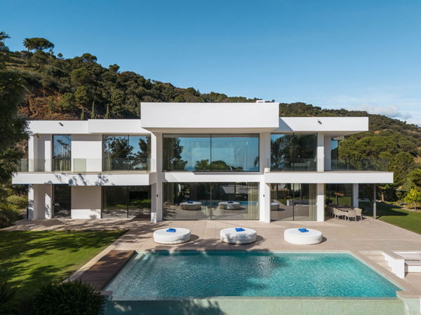 Elegant contemporary villa with sea views in the gated community of El Madroñal, Benahavís