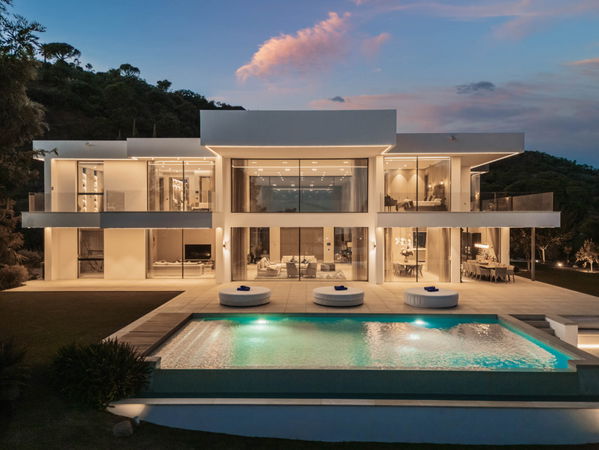 Elegant contemporary villa with sea views in the gated community of El Madroñal, Benahavís