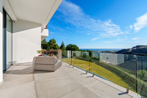Architectural masterpiece with panoramic sea & mountain views in El Madroñal, Benahavís
