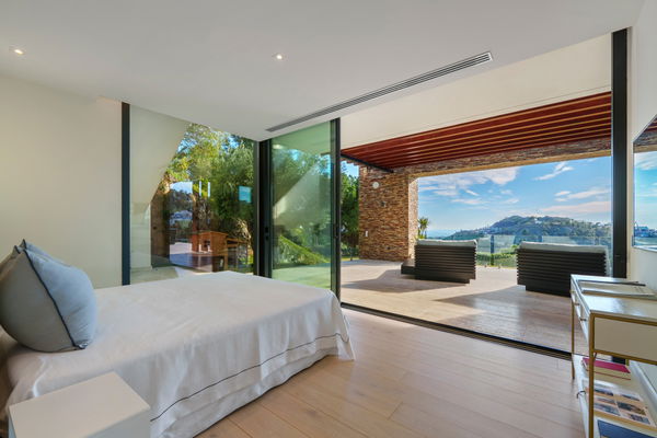 Architectural masterpiece with panoramic sea & mountain views in El Madroñal, Benahavís