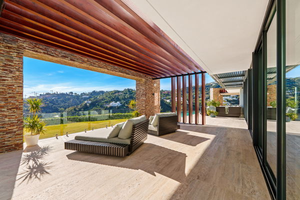 Architectural masterpiece with panoramic sea & mountain views in El Madroñal, Benahavís