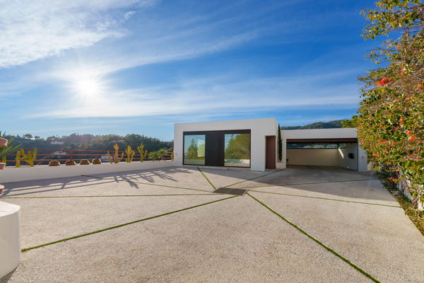 Architectural masterpiece with panoramic sea & mountain views in El Madroñal, Benahavís