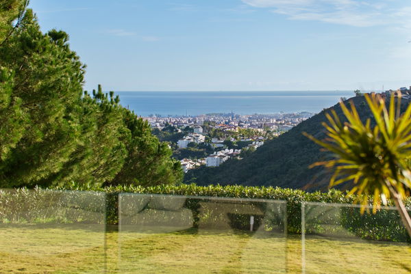 Architectural masterpiece with panoramic sea & mountain views in El Madroñal, Benahavís