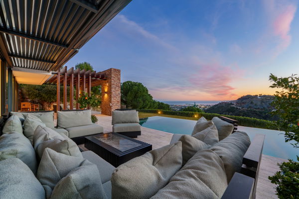 Architectural masterpiece with panoramic sea & mountain views in El Madroñal, Benahavís
